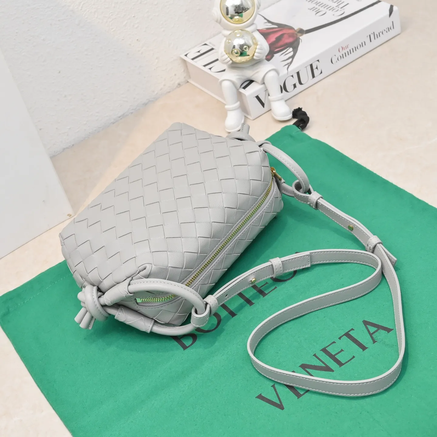 Batch 1360 BOTTEGA VENETA new loop is here! ! Many girls who like BV have owned the Loop bag. It has a simple appearance, classic weaving, and a compact and lightweight bag shape. This innovation continues the "camera bag" shape. Unlike the traditional Loop bag, which can only be worn as a crossbody bag, this innovation It can be carried by hand or cross-body, satisfying both the concave shape and daily needs. The oversized buckle can be folded and used as a handle. The sultry heat in summer ☀️ usually reduces people's desires. Having a lightweight bag will greatly enhance the happiness of traveling🫧 Style number: 6615 Size: 19*12*9cm